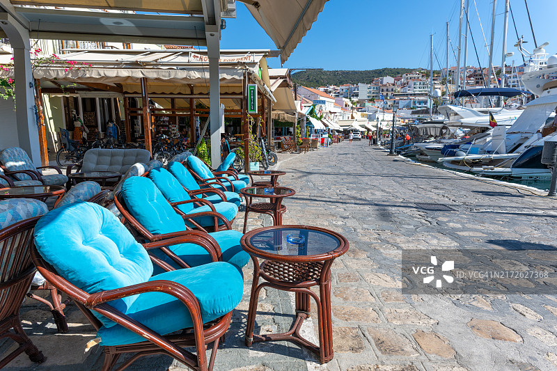 希腊萨摩斯岛毕达哥利翁的户外躺椅图片素材