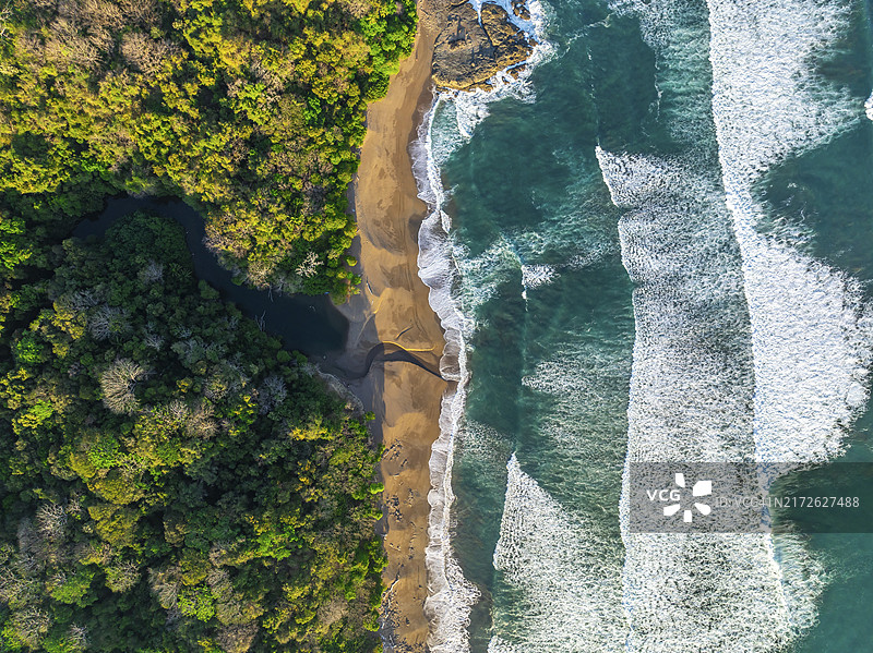 哥斯达黎加科卡利托海滩雨林和海岸鸟瞰图片素材