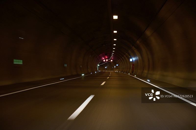A71高速公路隧道，照明道路和现代灯光装置营造出无限的视角，位于德国图林根州苏尔图片素材
