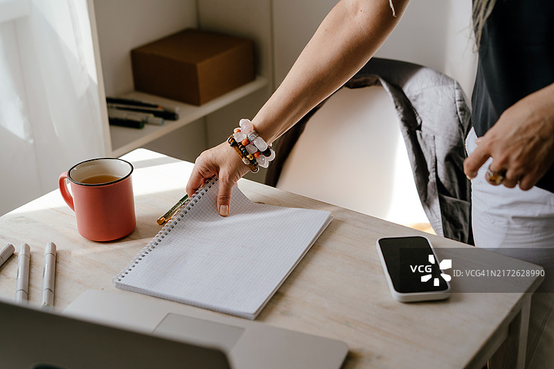 坐在桌旁的女人肖像图片素材