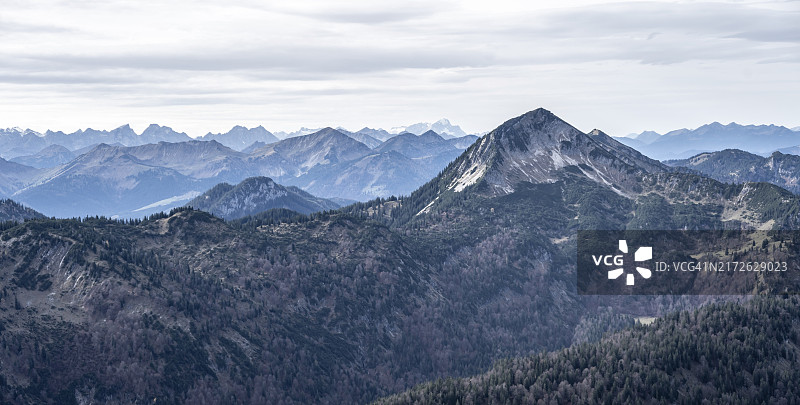 从辛德山看芒法尔山山麓和松文德约赫峰图片素材