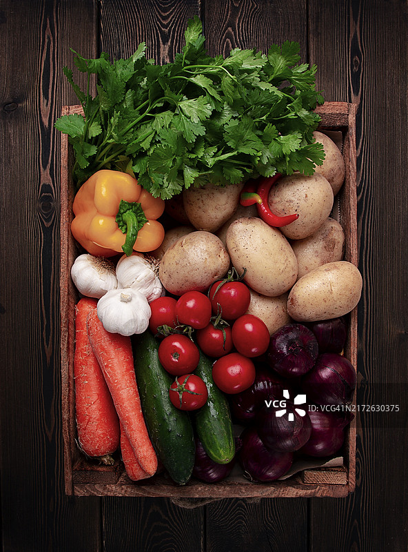 木制食物盒中的蔬菜什锦，木桌上，俯视角度，无人图片素材