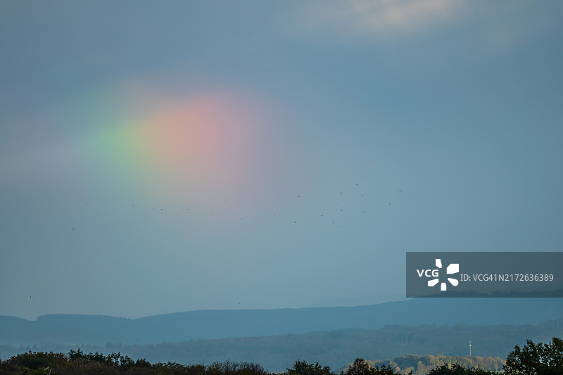 彩虹光环，红、橙、黄、绿、蓝、靛蓝、紫。法国图片素材
