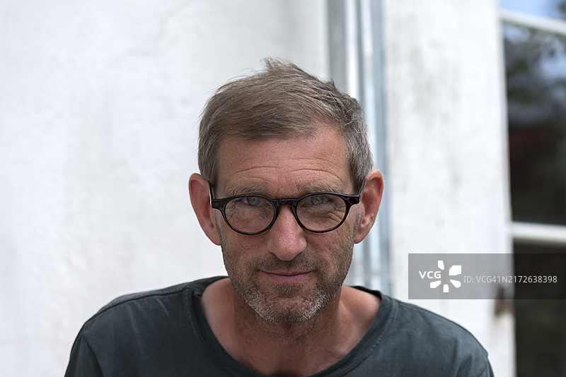 戴眼镜的年轻男子肖像，德国梅克伦堡-前波美拉尼亚图片素材