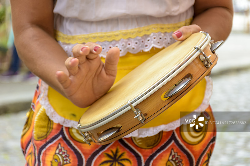 在巴西萨尔瓦多演奏桑巴鼓的年轻女子图片素材