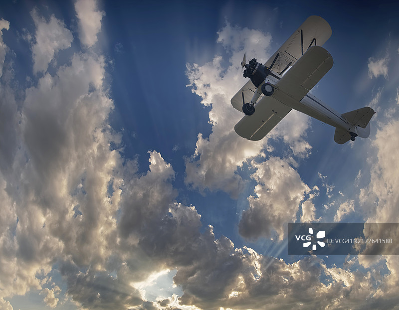 德国林特恩的波音斯蒂尔曼双翼飞机图片素材