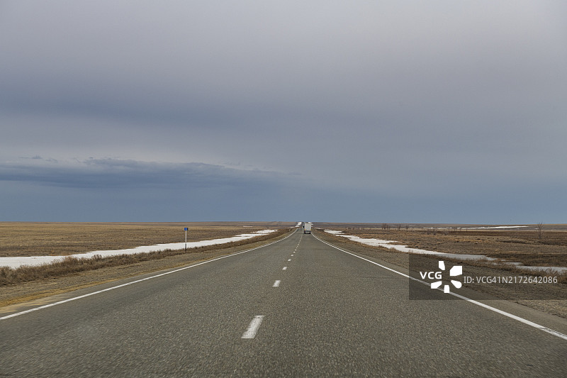 哈萨克斯坦北部科斯塔奈以南的笔直道路图片素材