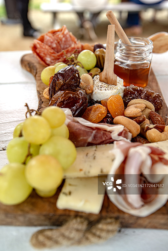 在桌上准备熟食板食物，美国加利福尼亚州恩西尼塔斯图片素材