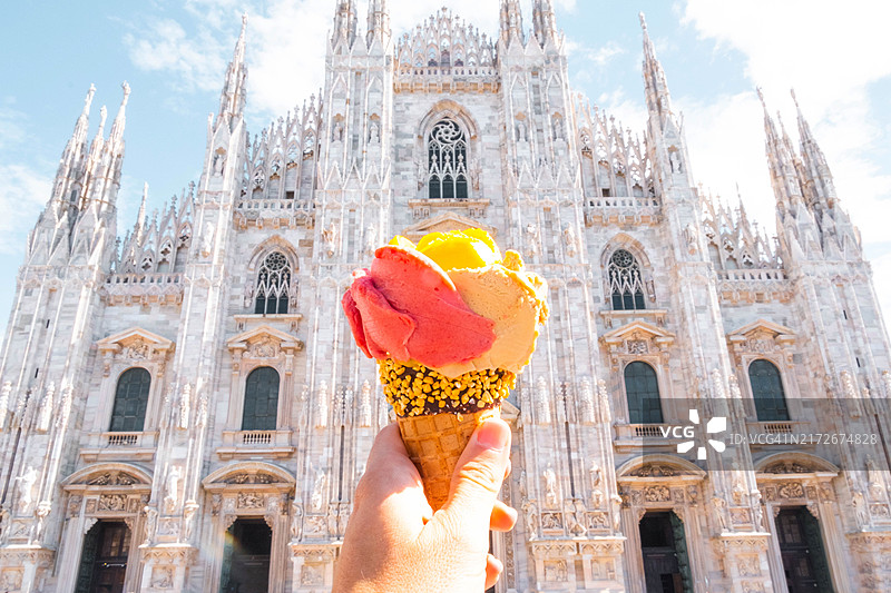从个人角度POV来看米兰著名大教堂的创意冰淇淋图片素材