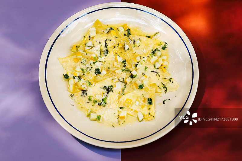 潘索蒂意式饺子配布拉塔奶酪馅图片素材