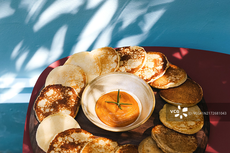 咖椰酱蓬松煎饼木盘图片素材