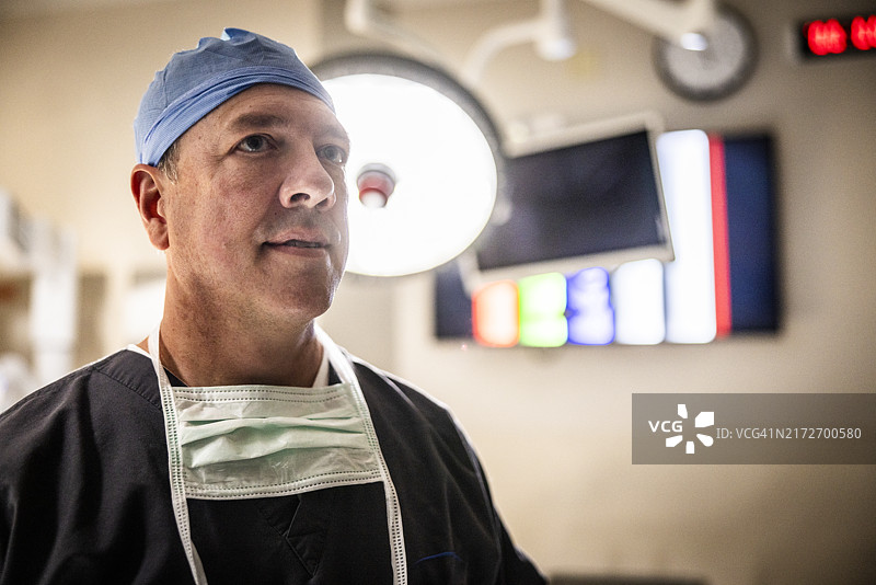 医院手术室里穿着手术服的外科医生肖像图片素材