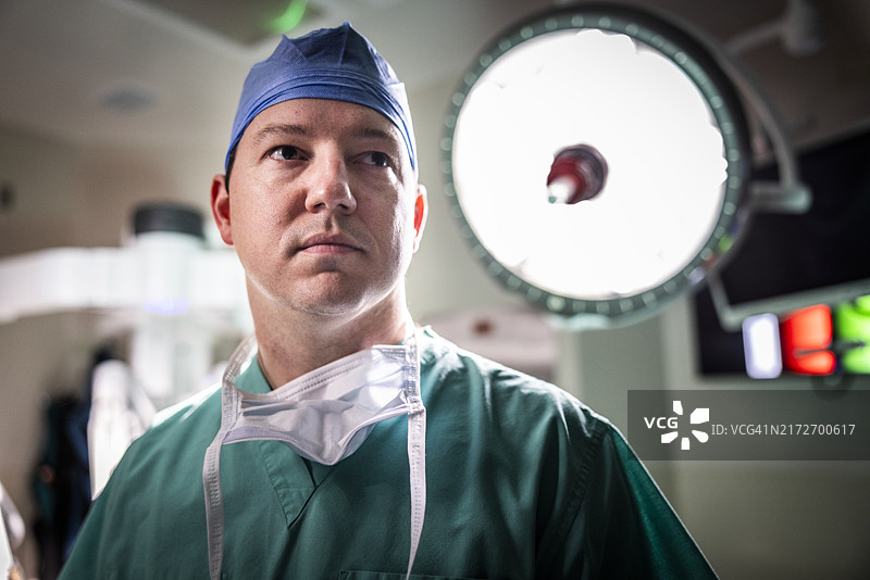 医院手术室里穿着手术服的外科医生肖像图片素材