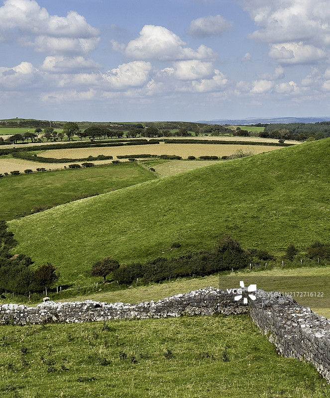 布雷肯比肯斯山的石墙和农田图片素材