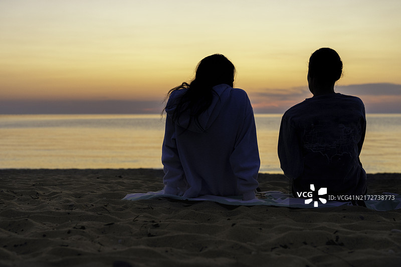 在日落时分的海滩的家庭图片素材