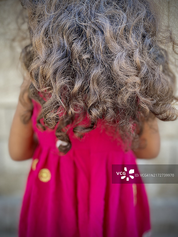 长卷发的可爱小女孩图片素材