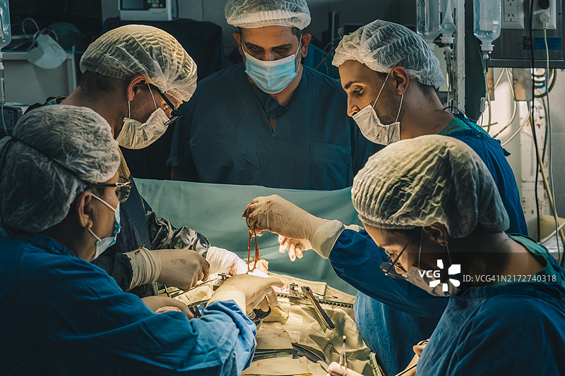 手术团队在手术室中全神贯注地进行救生手术图片素材