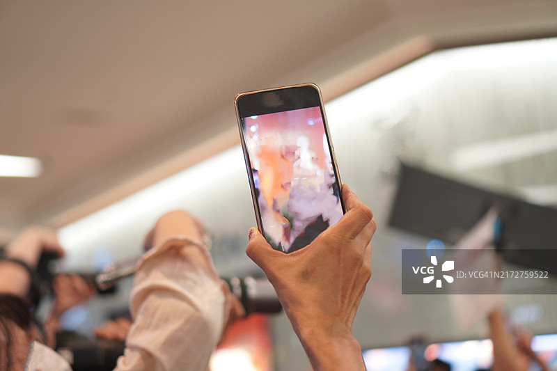 用手机拍摄现场表演图片素材