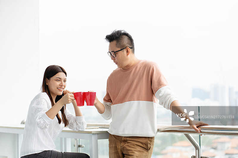 亚洲华人夫妇在家享受咖啡图片素材