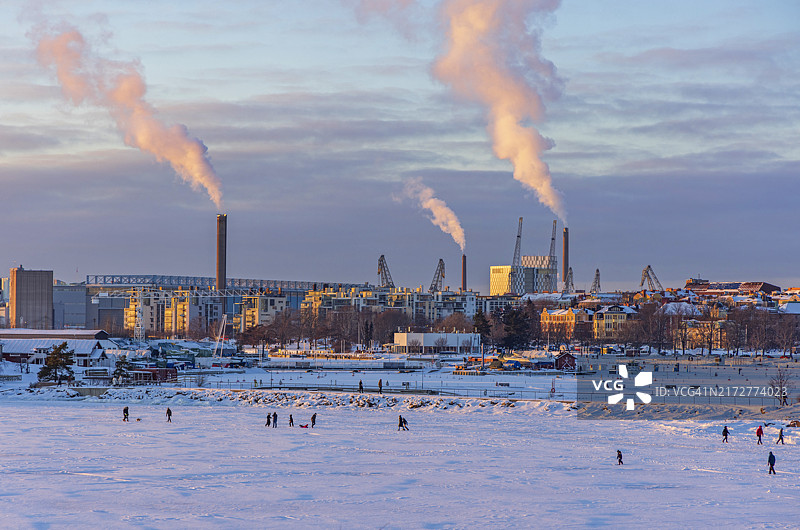 冬季冰冻波罗的海赫尔辛基城市天际线图片素材