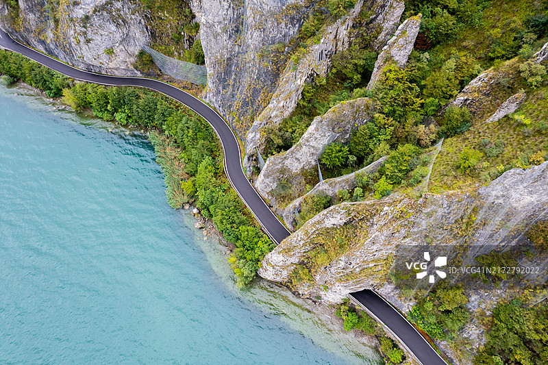 意大利天然拱形隧道景观公路的鸟瞰图图片素材