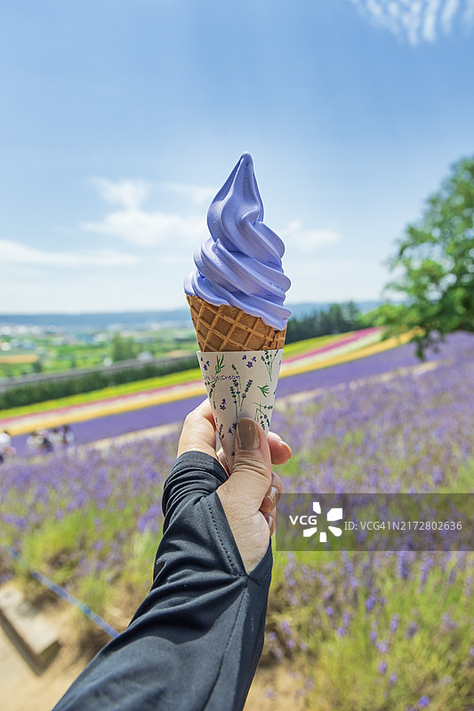 华夫饼筒中的薰衣草冰淇淋图片素材