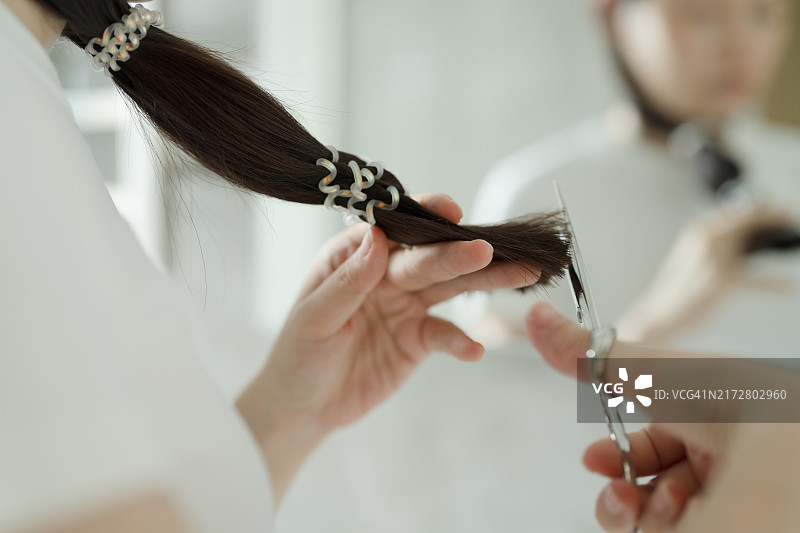 女人自己剪头发图片素材