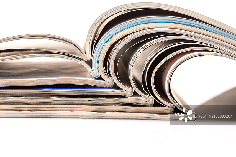 白色背景上的杂志堆图片素材