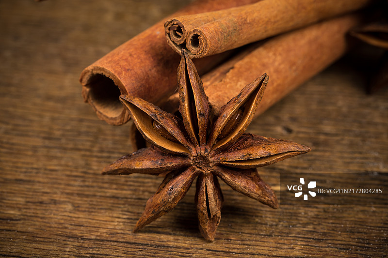 木头上的肉桂棒和八角特写图片素材