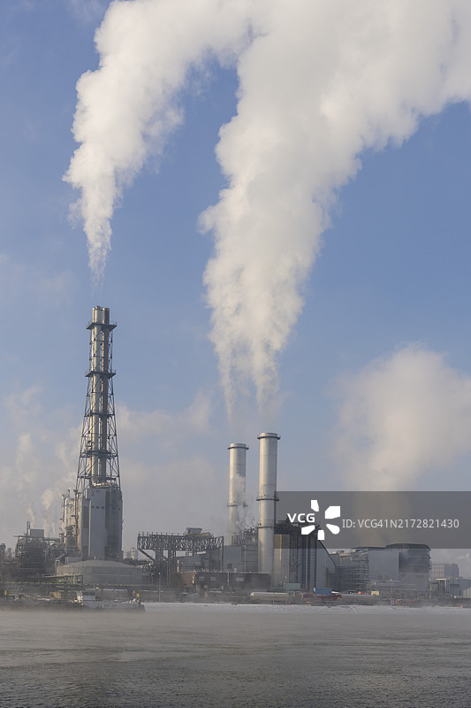 巴斯夫位于莱茵河畔的工厂，化工公司，雾天，路德维希港，莱茵兰-普法尔茨州，德国，欧洲图片素材