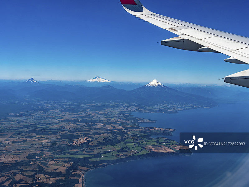 飞机机翼，可俯瞰智利南美洲的雪火山图片素材