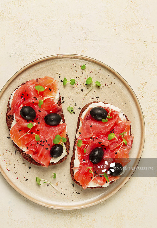 红鱼奶油奶酪橄榄三明治图片素材