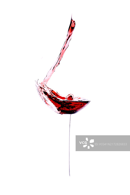 充满活力地向酒杯里倒酒图片素材