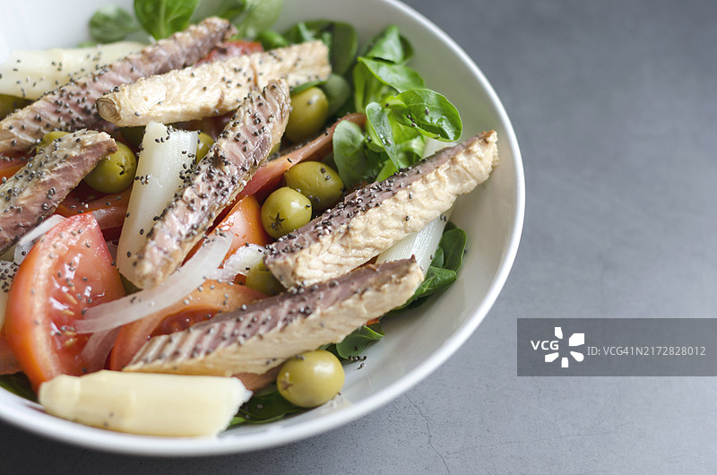 新鲜鲭鱼沙拉配羊莴苣、橄榄、番茄和奇亚籽图片素材
