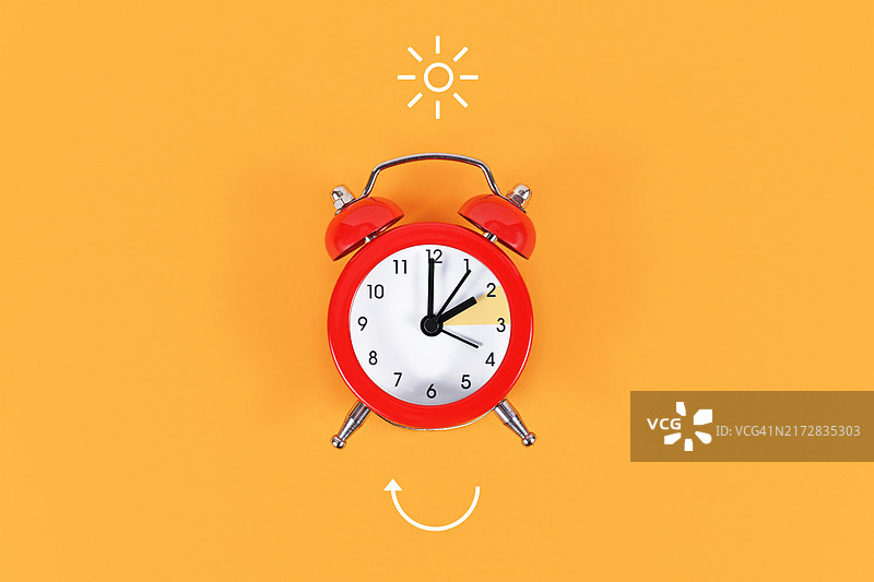 用时钟和箭头解释夏季日光节约时制概念图片素材