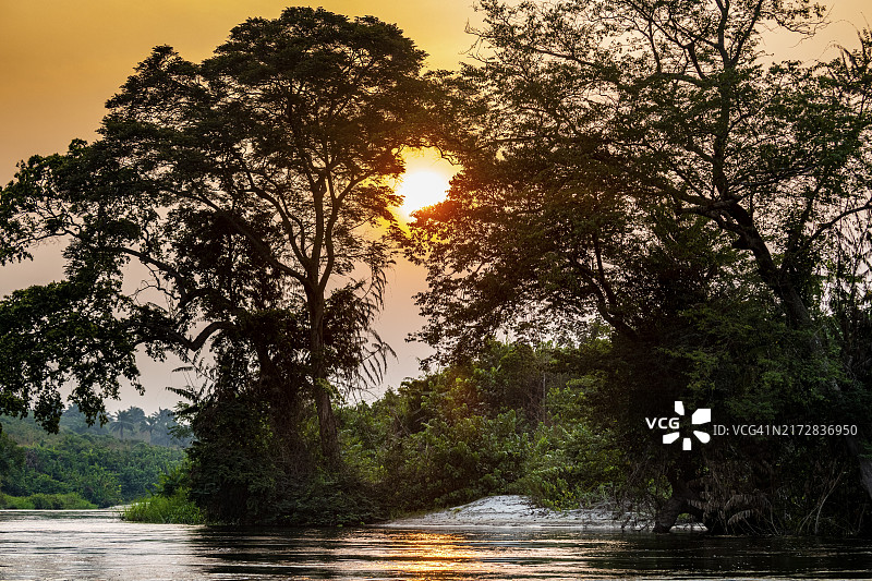 刚果民主共和国日落时分的刚果河支流图片素材