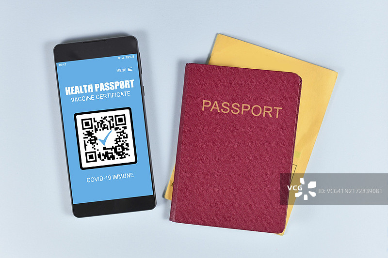国际新冠病毒疫苗护照概念：手机设备允许接种疫苗者旅行图片素材