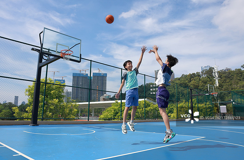 青少年篮球运动员在球场上图片素材