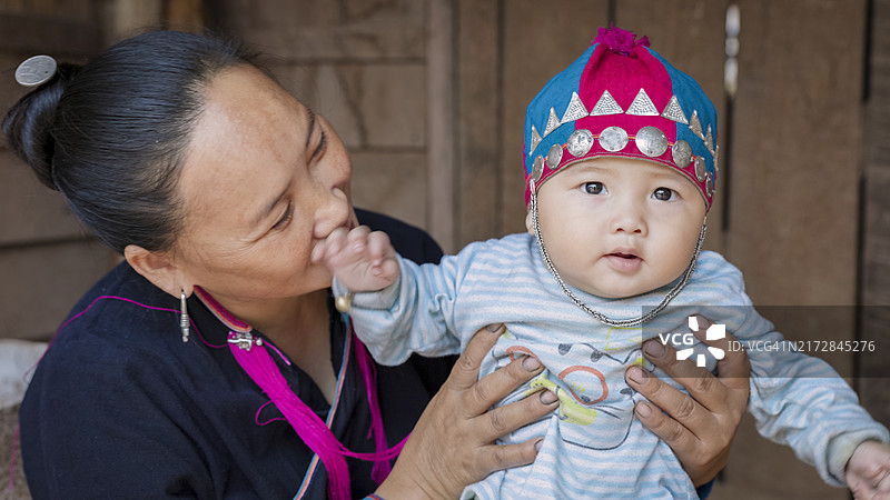 老挝北部村庄里抱着婴儿的老挝妈妈图片素材