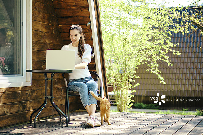 休假时查看邮件的严肃女人图片素材