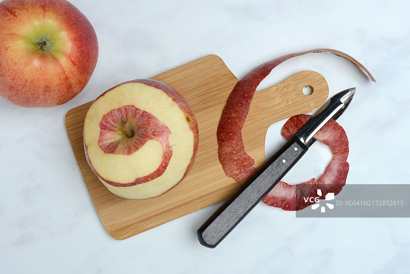 去皮苹果和带削皮刀的苹果皮图片素材