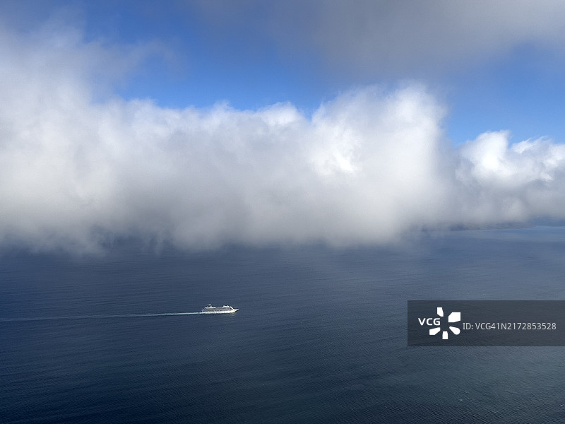 峡湾的游轮图片素材