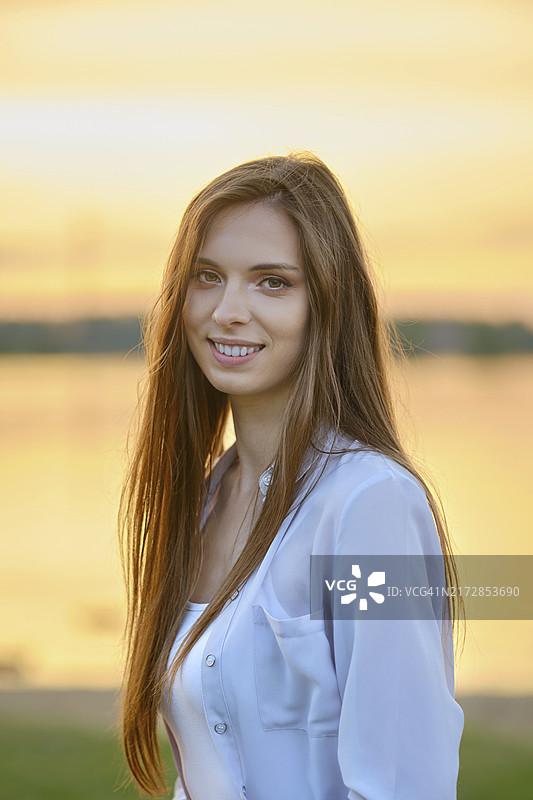 日落时分可爱的户外女性肖像图片素材