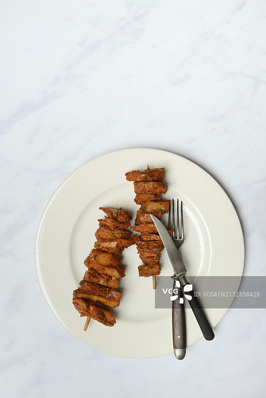 烤肉串（植物肉），配餐盘刀叉图片素材
