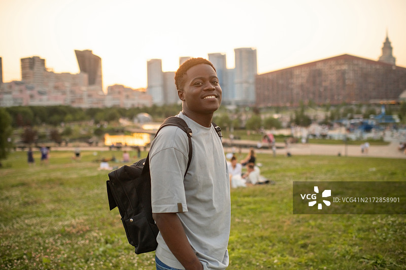 傍晚在城市公园里的学生图片素材