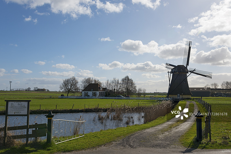 位于荷兰弗里斯兰Workum的排水磨坊图片素材