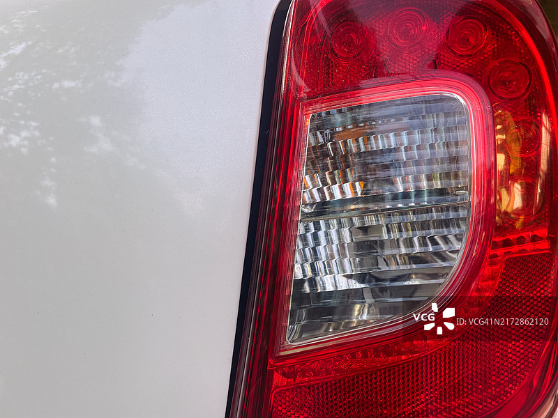 白色汽车的后灯图片素材