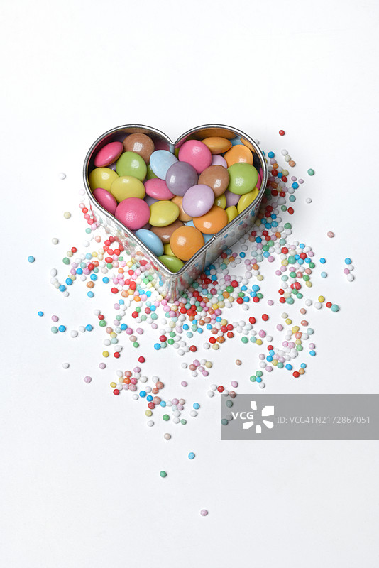 心形饼干模具中的巧克力豆和爱心珠，食物装饰图片素材