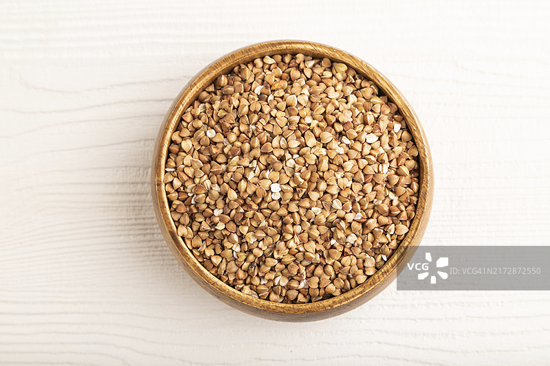 白色木质背景上的生荞麦，顶部视角，特写图片素材