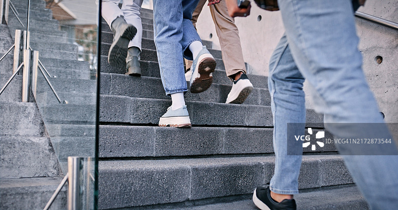 学生在学校楼梯上行走，课间学习图片素材